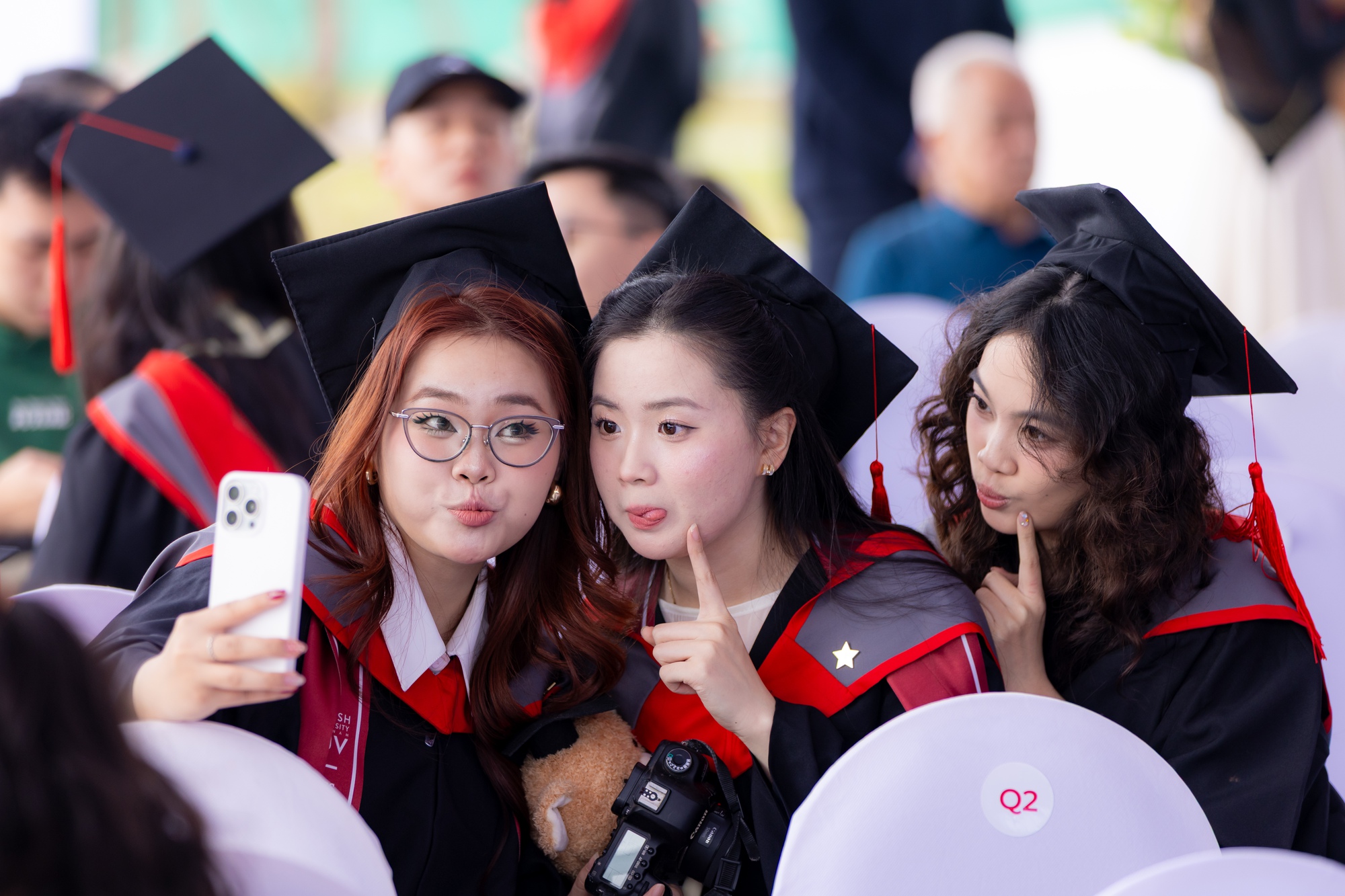 Vác máy đi chụp dàn trai xinh gái đẹp BUV trong lễ tốt nghiệp: Sao visual ai cũng "vuýp" vậy?- Ảnh 7. Vác máy đi chụp dàn trai xinh gái đẹp BUV trong lễ tốt nghiệp: Sao visual ai cũng "vuýp" vậy?- Ảnh 7.