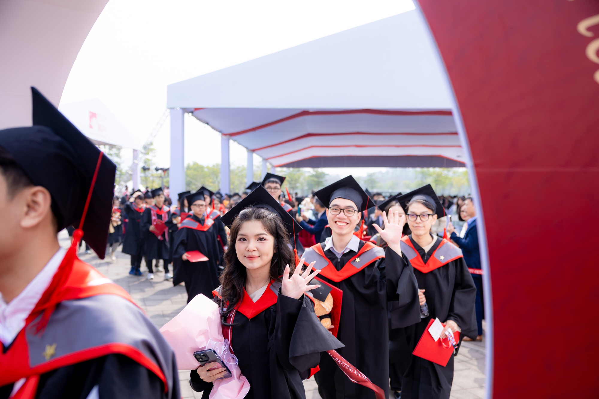 Vác máy đi chụp dàn trai xinh gái đẹp BUV trong lễ tốt nghiệp: Sao visual ai cũng "vuýp" vậy?- Ảnh 10. Vác máy đi chụp dàn trai xinh gái đẹp BUV trong lễ tốt nghiệp: Sao visual ai cũng "vuýp" vậy?- Ảnh 10.