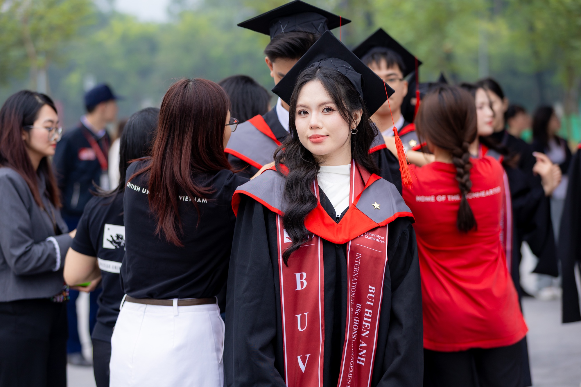 Vác máy đi chụp dàn trai xinh gái đẹp BUV trong lễ tốt nghiệp: Sao visual ai cũng "vuýp" vậy?- Ảnh 2. Vác máy đi chụp dàn trai xinh gái đẹp BUV trong lễ tốt nghiệp: Sao visual ai cũng "vuýp" vậy?- Ảnh 2.