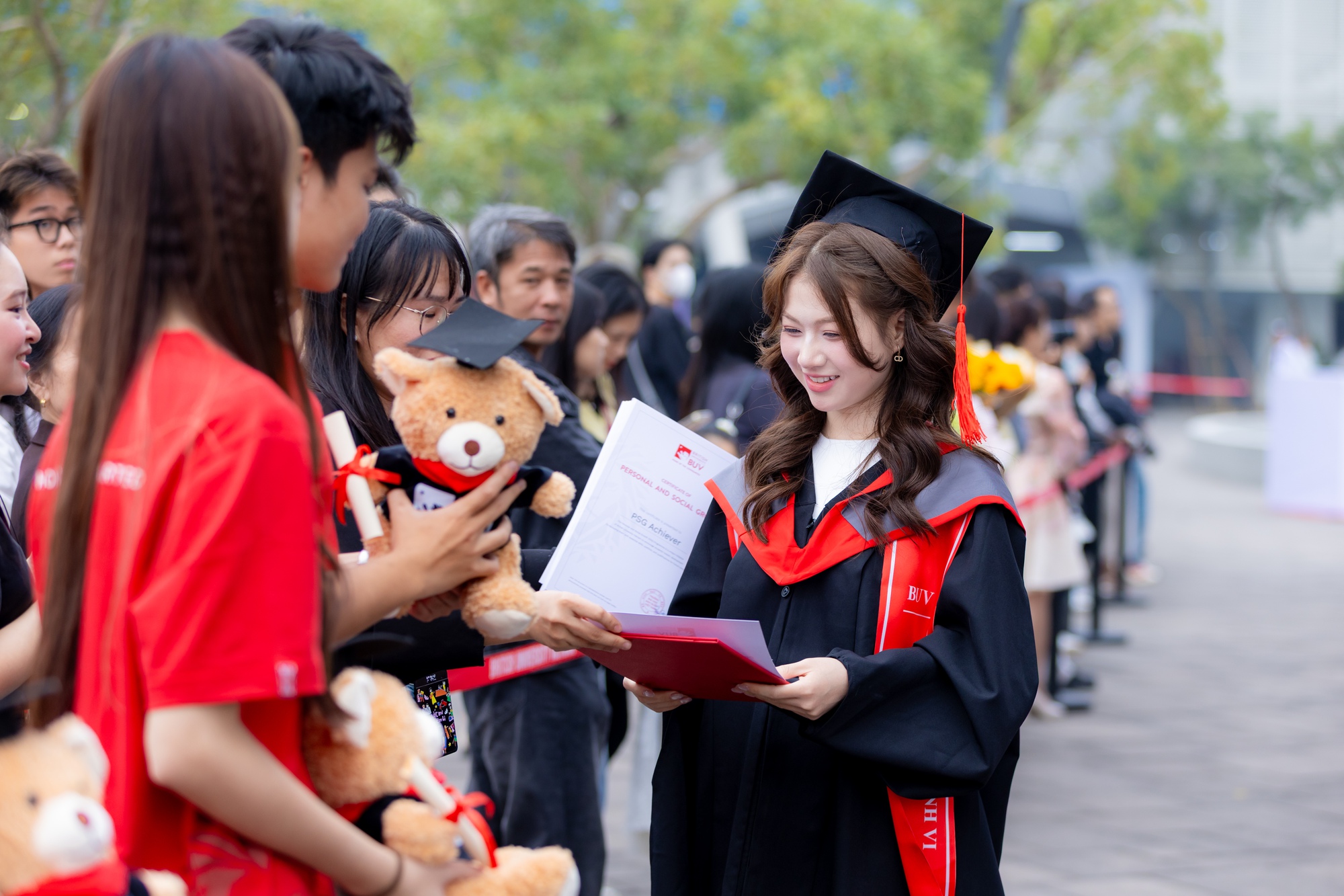 Vác máy đi chụp dàn trai xinh gái đẹp BUV trong lễ tốt nghiệp: Sao visual ai cũng "vuýp" vậy?- Ảnh 13. Vác máy đi chụp dàn trai xinh gái đẹp BUV trong lễ tốt nghiệp: Sao visual ai cũng "vuýp" vậy?- Ảnh 13.