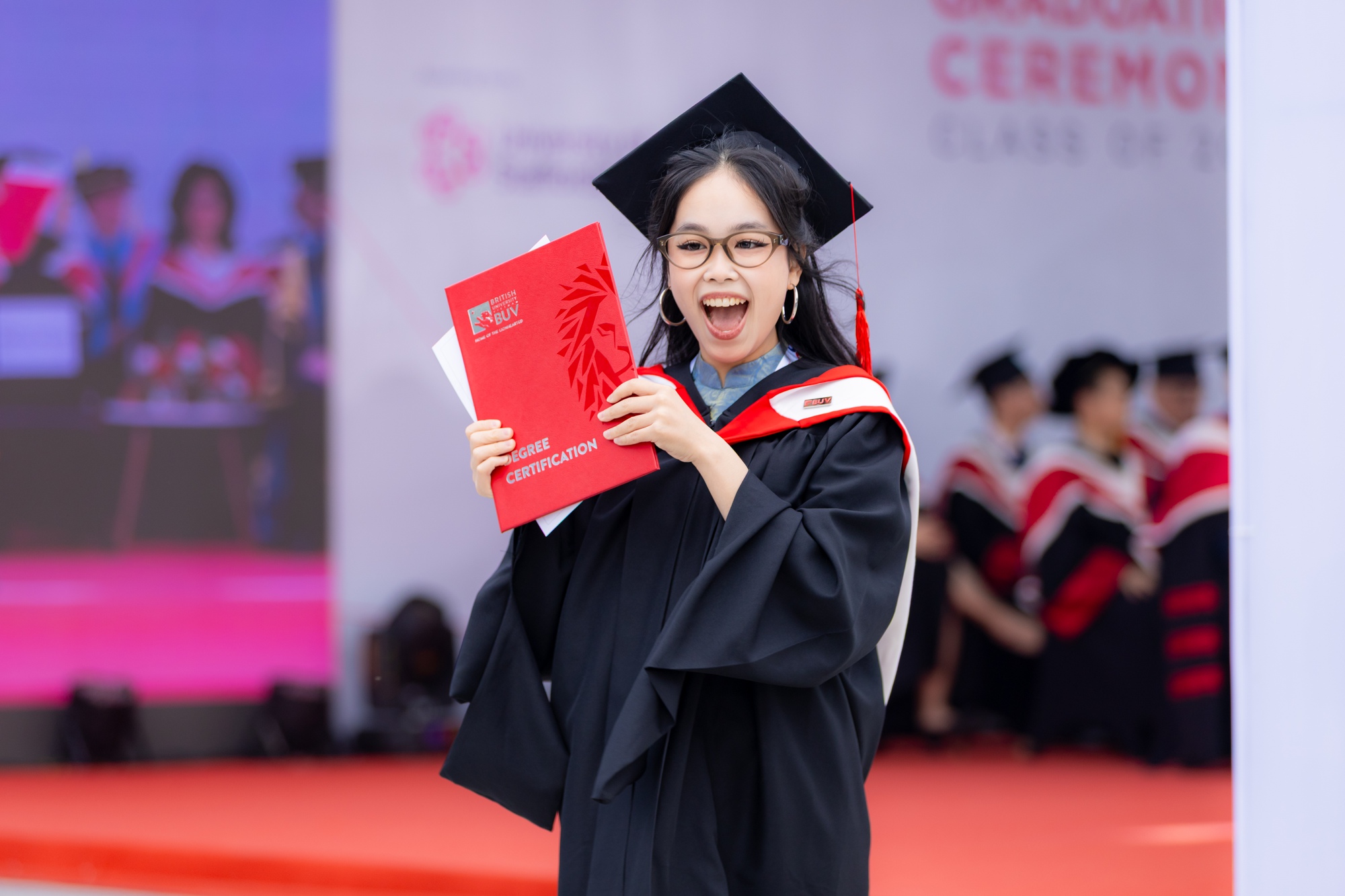 Vác máy đi chụp dàn trai xinh gái đẹp BUV trong lễ tốt nghiệp: Sao visual ai cũng "vuýp" vậy?- Ảnh 3. Vác máy đi chụp dàn trai xinh gái đẹp BUV trong lễ tốt nghiệp: Sao visual ai cũng "vuýp" vậy?- Ảnh 3.