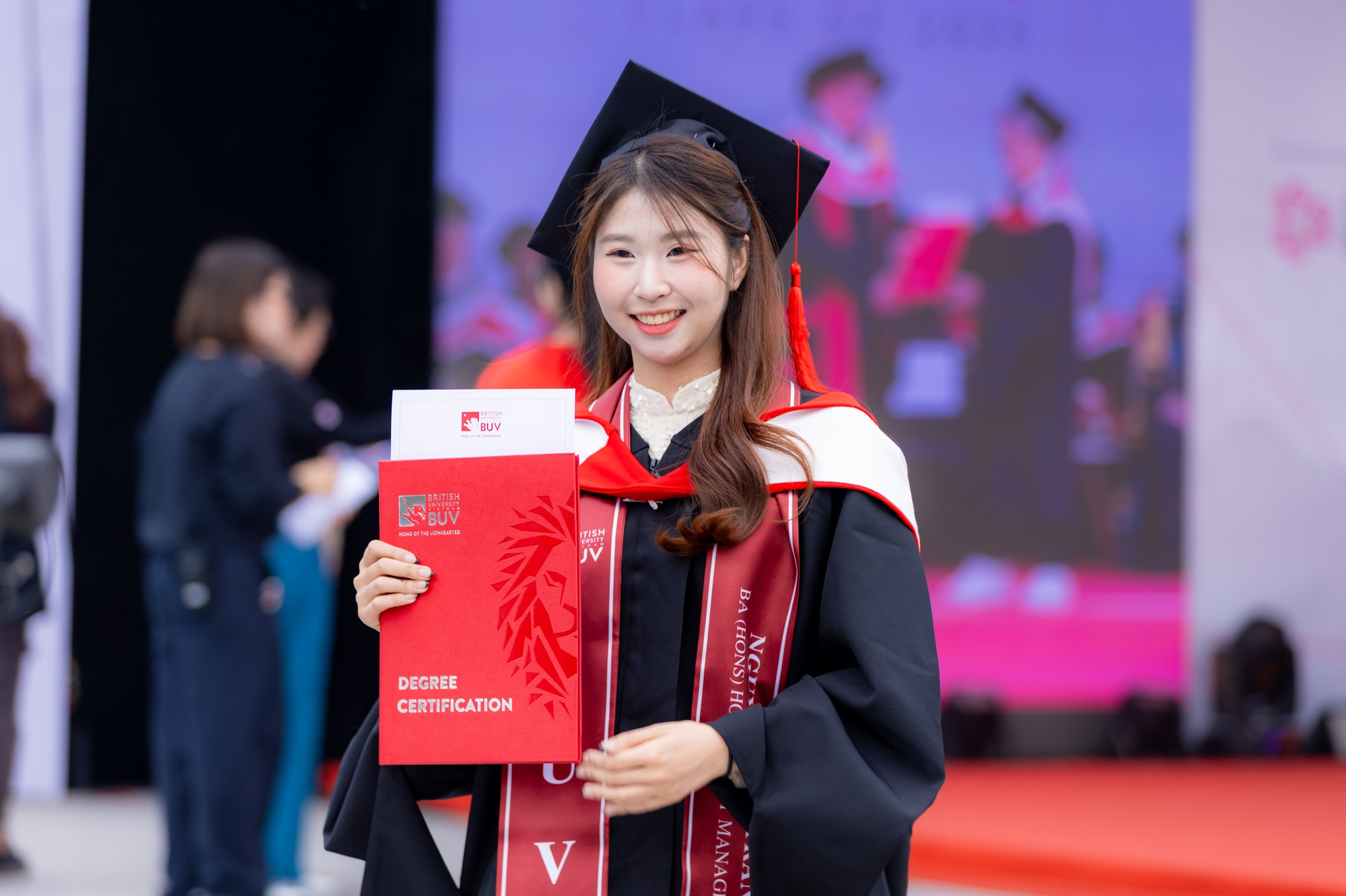 Vác máy đi chụp dàn trai xinh gái đẹp BUV trong lễ tốt nghiệp: Sao visual ai cũng "vuýp" vậy?- Ảnh 4. Vác máy đi chụp dàn trai xinh gái đẹp BUV trong lễ tốt nghiệp: Sao visual ai cũng "vuýp" vậy?- Ảnh 4.