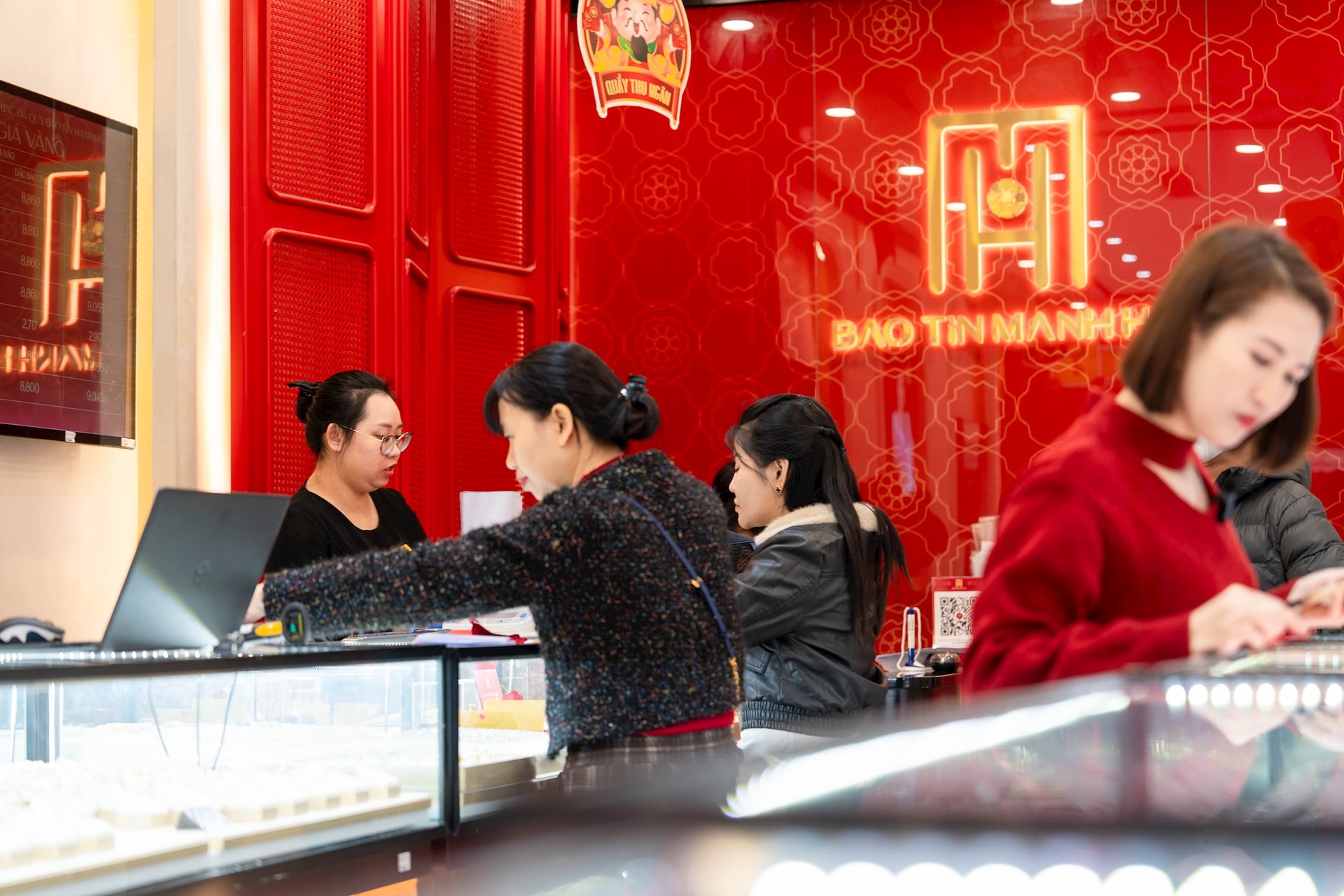 Gi&aacute; v&agrave;ng cao ch&oacute;t v&oacute;t, chuy&ecirc;n gia dự b&aacute;o tuần tới ra sao?- Ảnh 1.