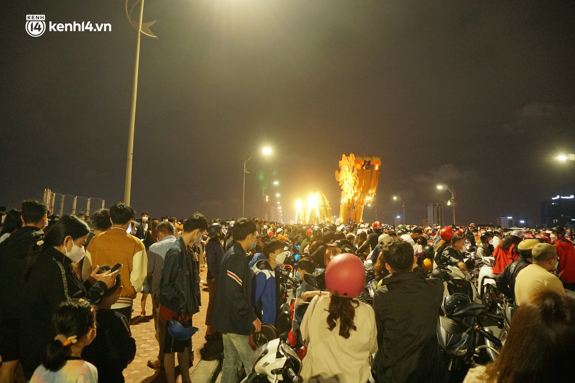 Khách Tây ướt sũng ở Đà Nẵng, khóc thét trách dân mạng Khách Tây ướt sũng ở Đà Nẵng, khóc thét trách dân mạng