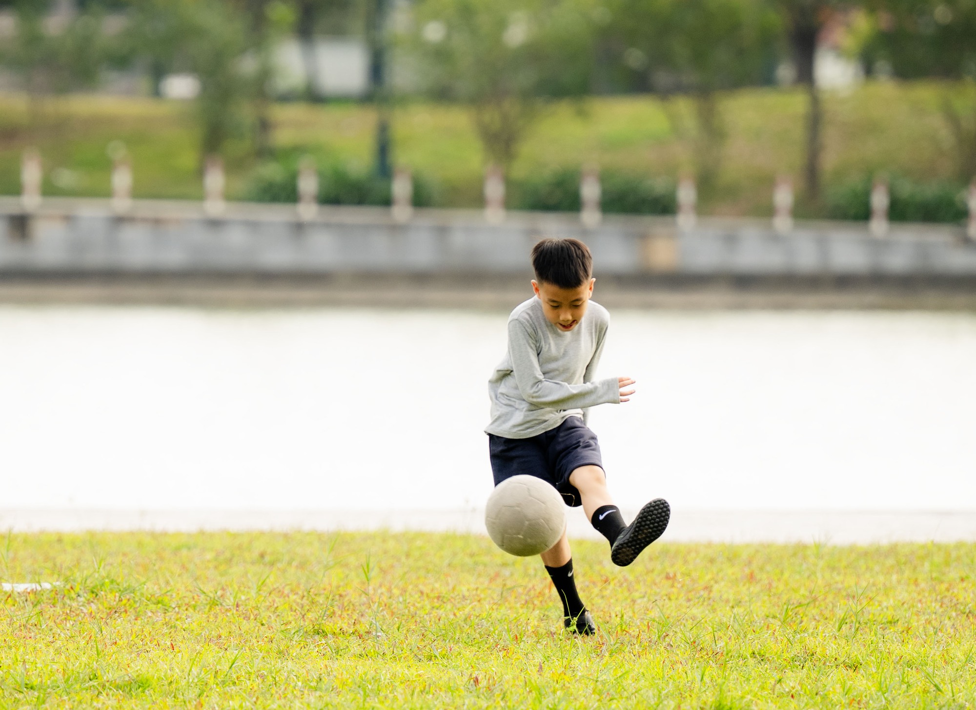Toàn cảnh Hà Nội hôm nay thật lạ: Bầu trời trong vắt, chất lượng không khí “lọt top” tốt trên thế giới- Ảnh 26. Toàn cảnh Hà Nội hôm nay thật lạ: Bầu trời trong vắt, chất lượng không khí “lọt top” tốt trên thế giới- Ảnh 26.