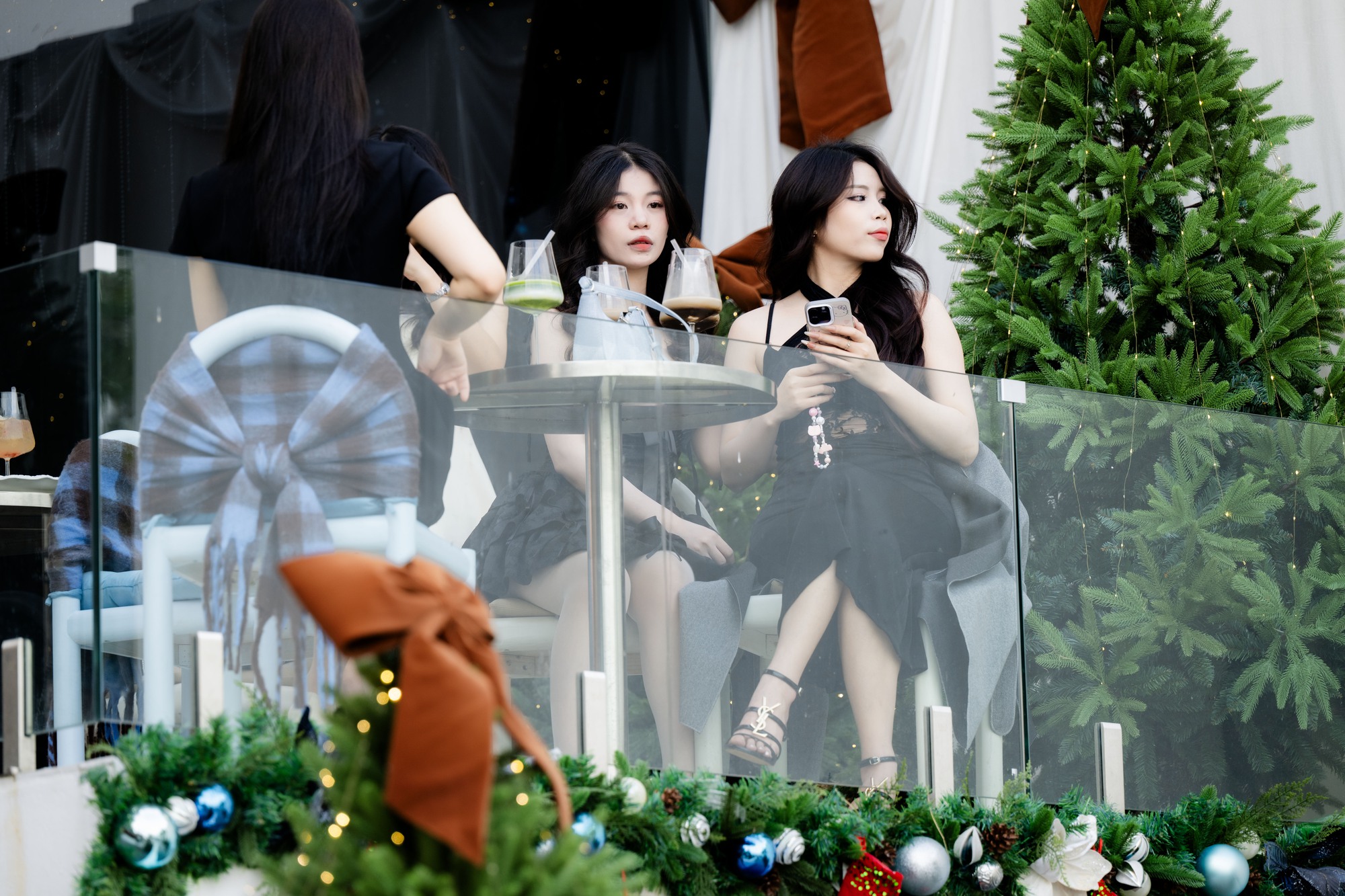 Toàn cảnh Hà Nội hôm nay thật lạ: Bầu trời trong vắt, chất lượng không khí “lọt top” tốt trên thế giới- Ảnh 19. Toàn cảnh Hà Nội hôm nay thật lạ: Bầu trời trong vắt, chất lượng không khí “lọt top” tốt trên thế giới- Ảnh 19.