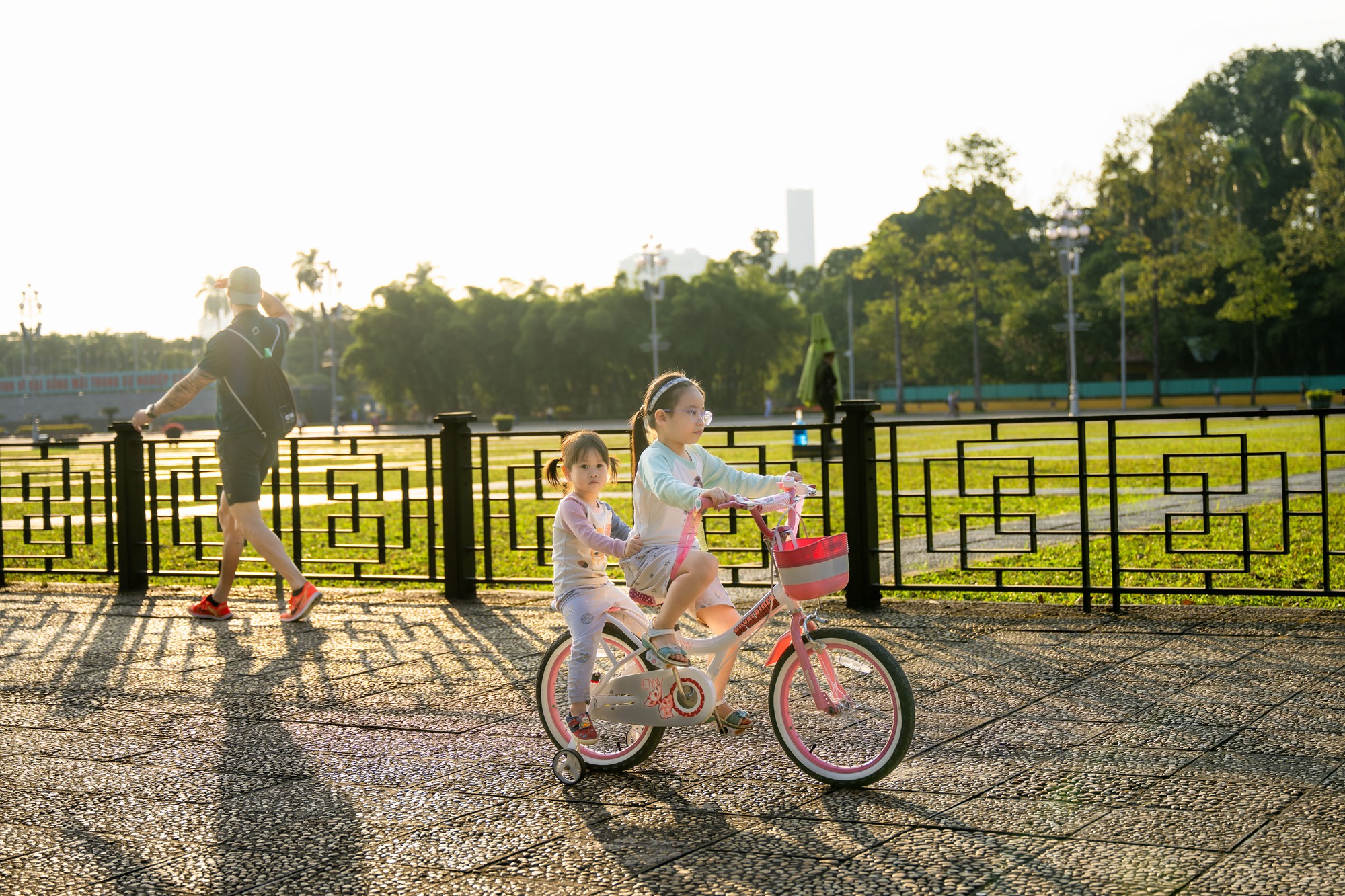 Toàn cảnh Hà Nội hôm nay thật lạ: Bầu trời trong vắt, chất lượng không khí “lọt top” tốt trên thế giới- Ảnh 7. Toàn cảnh Hà Nội hôm nay thật lạ: Bầu trời trong vắt, chất lượng không khí “lọt top” tốt trên thế giới- Ảnh 7.
