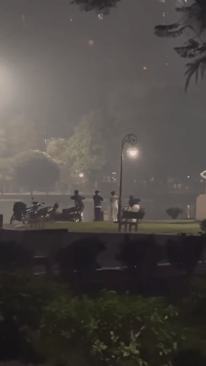 Khách Ấn Độ sang Việt Nam du lịch gặp cảnh "rùng mình" lúc 1h sáng ở công viên Thống Nhất- Ảnh 1. Khách Ấn Độ sang Việt Nam du lịch gặp cảnh "rùng mình" lúc 1h sáng ở công viên Thống Nhất- Ảnh 1.