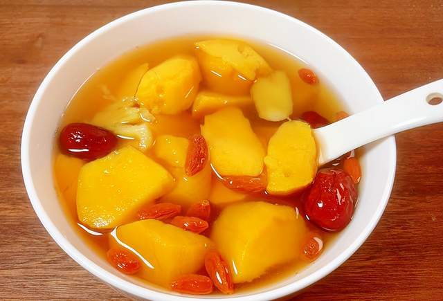 Thật ra đ&acirc;y mới l&agrave; m&oacute;n phụ nữ n&ecirc;n uống nhiều hơn v&igrave; n&oacute; l&agrave;m ấm cơ thể, bổ dạ d&agrave;y v&agrave; dưỡng nhan hơn cả gelatin da lừa!- Ảnh 2.