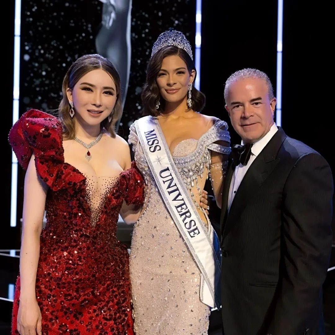 Á hậu gây sốc toàn cầu đến Việt Nam chấm thi Hoa hậu, Miss Universe lần nữa nhận cú vả mặt đau điếng- Ảnh 4. Á hậu gây sốc toàn cầu đến Việt Nam chấm thi Hoa hậu, Miss Universe lần nữa nhận cú vả mặt đau điếng- Ảnh 4.
