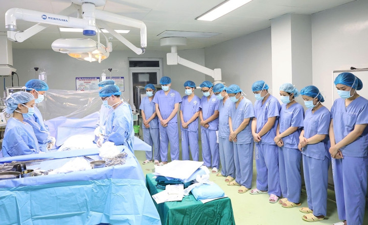 Nhân viên y tế cúi đầu tri ân người hiến tạng- Ảnh 1.