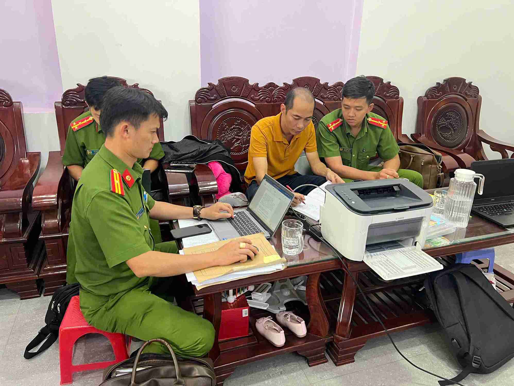 Khám nhà, bắt tạm giam 2 cán bộ Sở Y tế Đoàn Quang Huy và Phan Đình Lộc- Ảnh 2. Khám nhà, bắt tạm giam 2 cán bộ Sở Y tế Đoàn Quang Huy và Phan Đình Lộc- Ảnh 2.