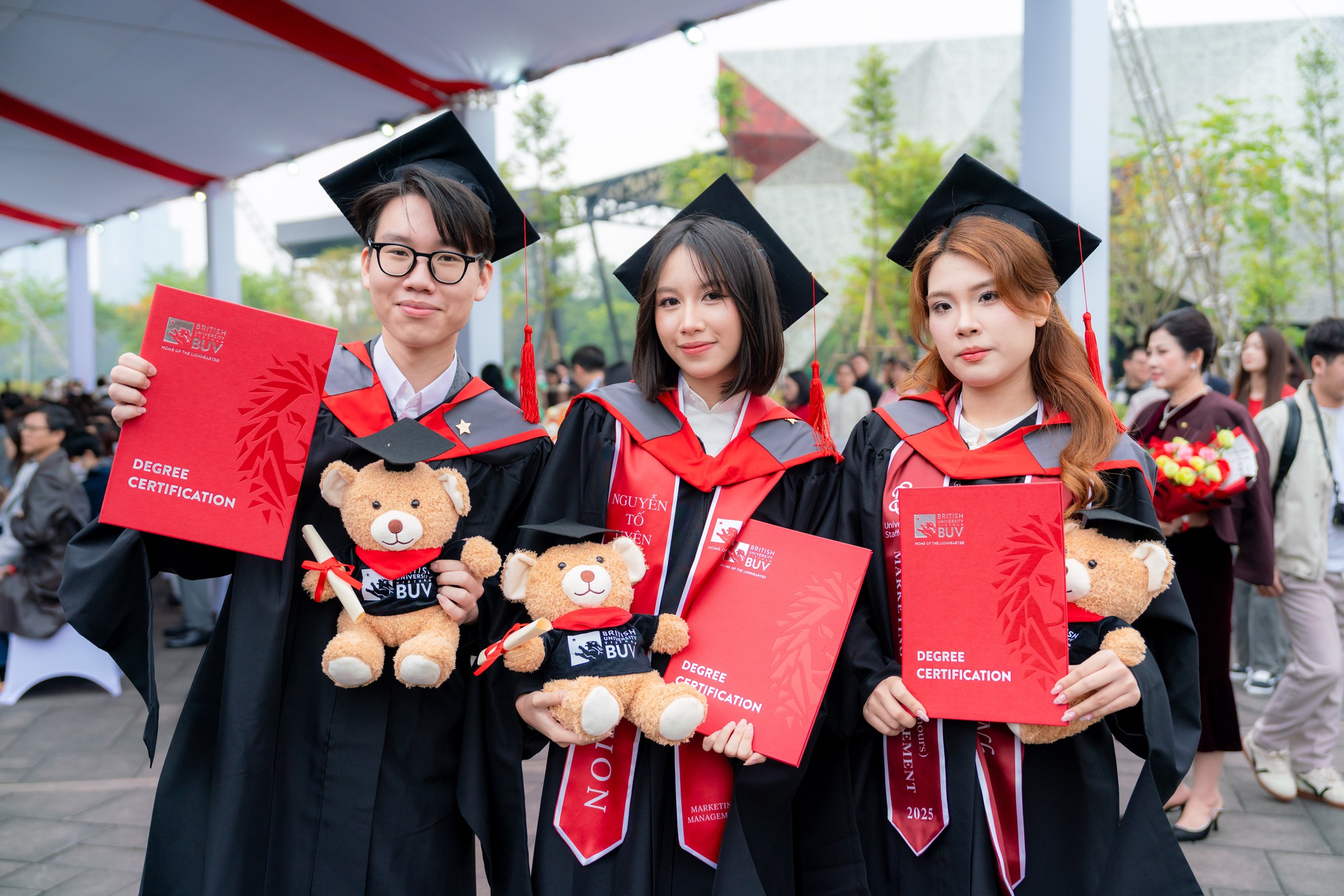 Vác máy đi chụp dàn trai xinh gái đẹp BUV trong lễ tốt nghiệp: Sao visual ai cũng "vuýp" vậy?- Ảnh 15. Vác máy đi chụp dàn trai xinh gái đẹp BUV trong lễ tốt nghiệp: Sao visual ai cũng "vuýp" vậy?- Ảnh 15.