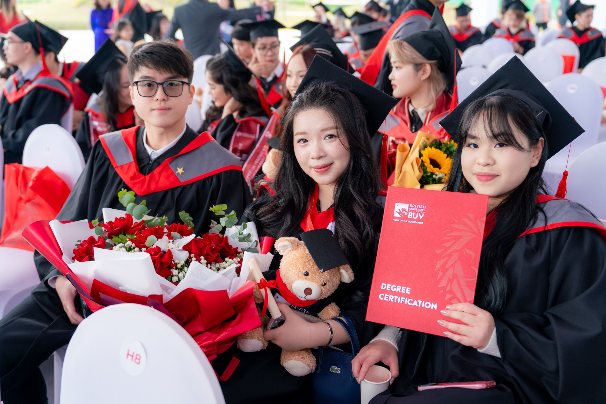 Vác máy đi chụp dàn trai xinh gái đẹp BUV trong lễ tốt nghiệp: Sao visual ai cũng "vuýp" vậy?- Ảnh 18. Vác máy đi chụp dàn trai xinh gái đẹp BUV trong lễ tốt nghiệp: Sao visual ai cũng "vuýp" vậy?- Ảnh 18.