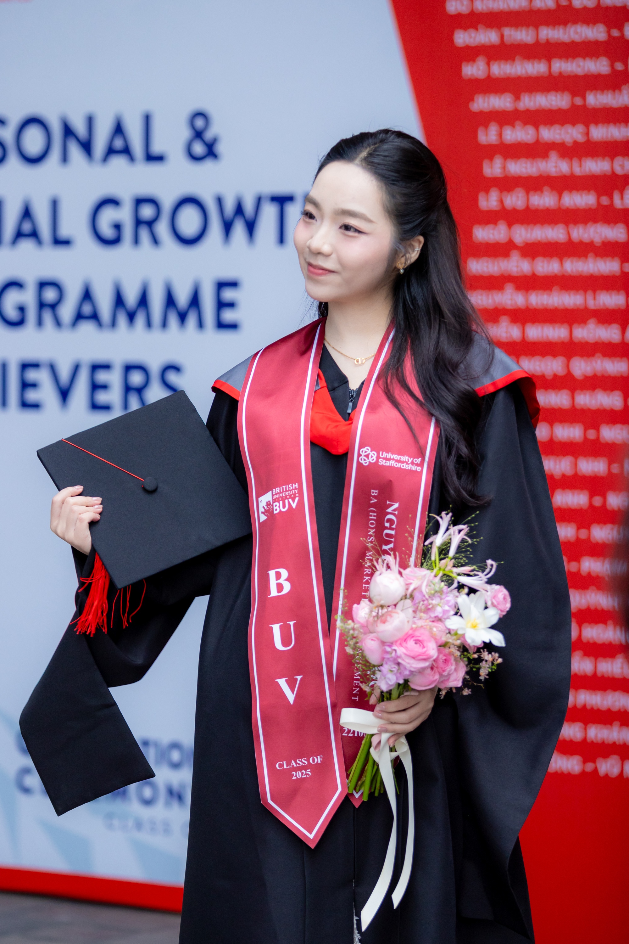 Vác máy đi chụp dàn trai xinh gái đẹp BUV trong lễ tốt nghiệp: Sao visual ai cũng "vuýp" vậy?- Ảnh 1. Vác máy đi chụp dàn trai xinh gái đẹp BUV trong lễ tốt nghiệp: Sao visual ai cũng "vuýp" vậy?- Ảnh 1.