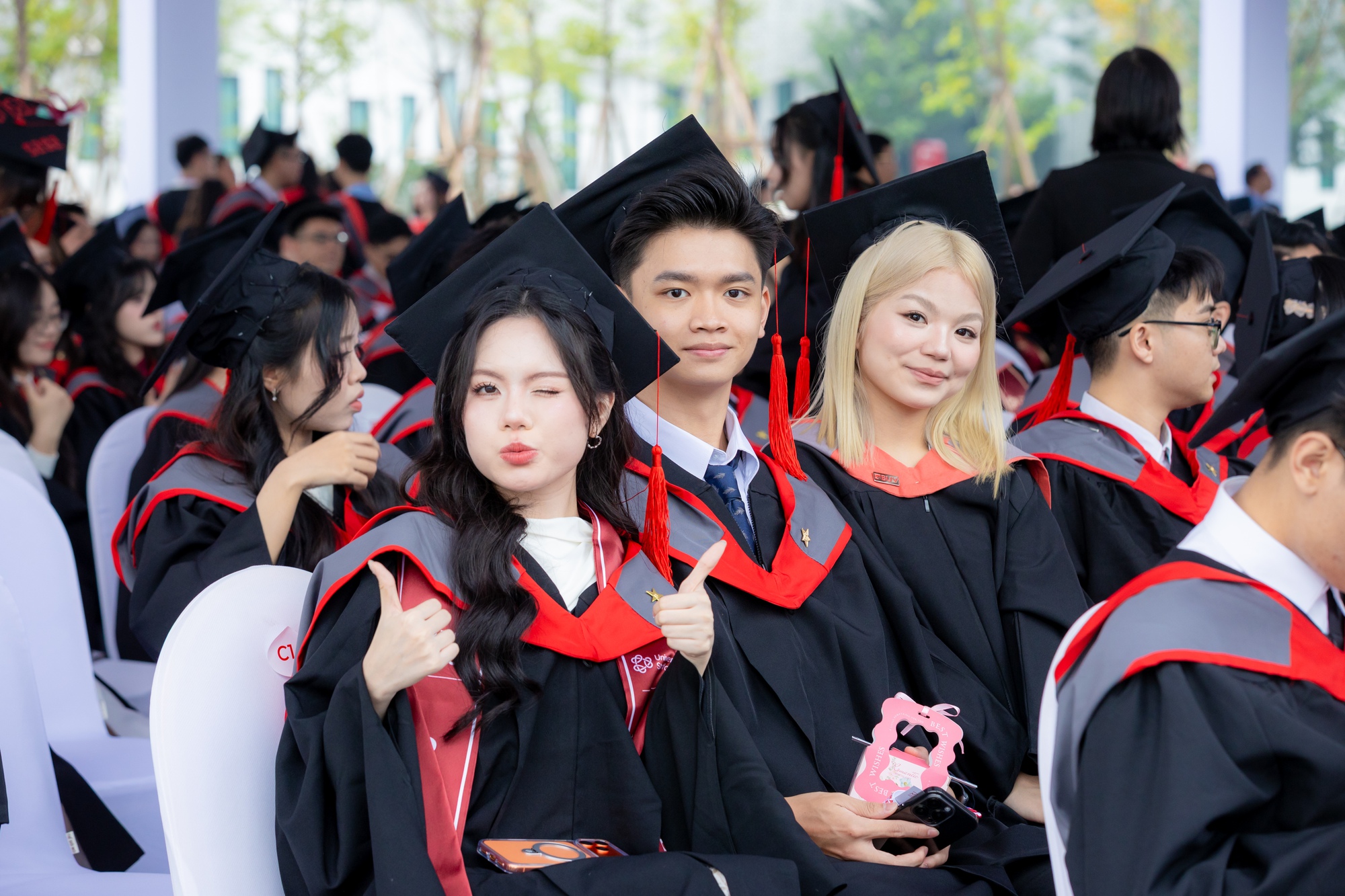 Vác máy đi chụp dàn trai xinh gái đẹp BUV trong lễ tốt nghiệp: Sao visual ai cũng "vuýp" vậy?- Ảnh 6. Vác máy đi chụp dàn trai xinh gái đẹp BUV trong lễ tốt nghiệp: Sao visual ai cũng "vuýp" vậy?- Ảnh 6.