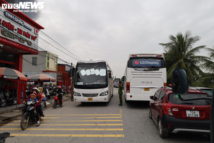 Hiện trường vụ cháy công ty da giày Hải Phòng, hàng chục người vẫn đang cứu hỏa- Ảnh 6.