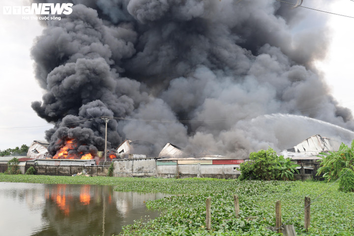 Hiện trường vụ cháy công ty da giày Hải Phòng, hàng chục người vẫn đang cứu hỏa- Ảnh 7.