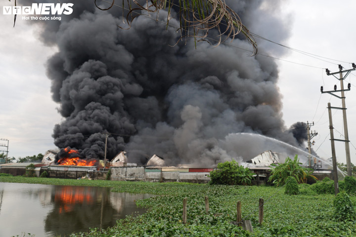 Hiện trường vụ cháy công ty da giày Hải Phòng, hàng chục người vẫn đang cứu hỏa- Ảnh 9.