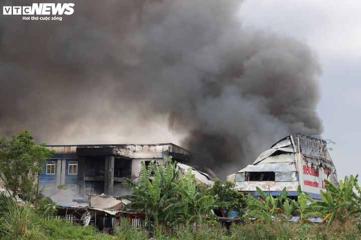 Hiện trường vụ cháy công ty da giày Hải Phòng, hàng chục người vẫn đang cứu hỏa- Ảnh 11.