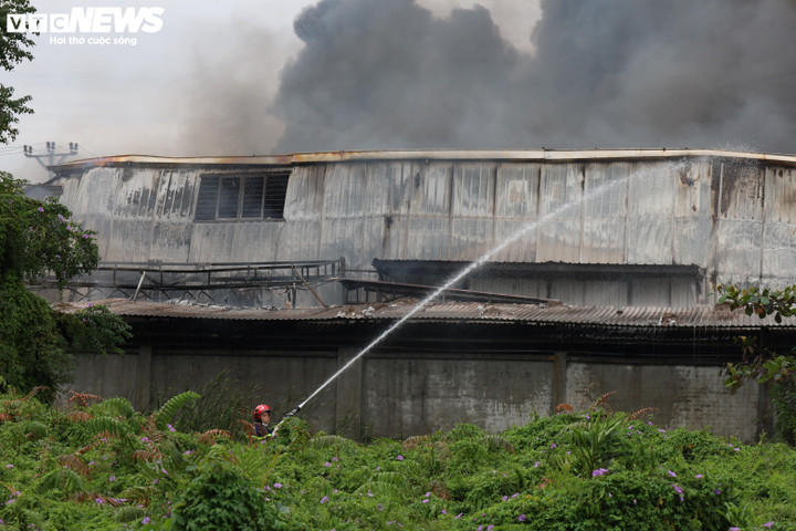 Hiện trường vụ cháy công ty da giày Hải Phòng, hàng chục người vẫn đang cứu hỏa- Ảnh 10.
