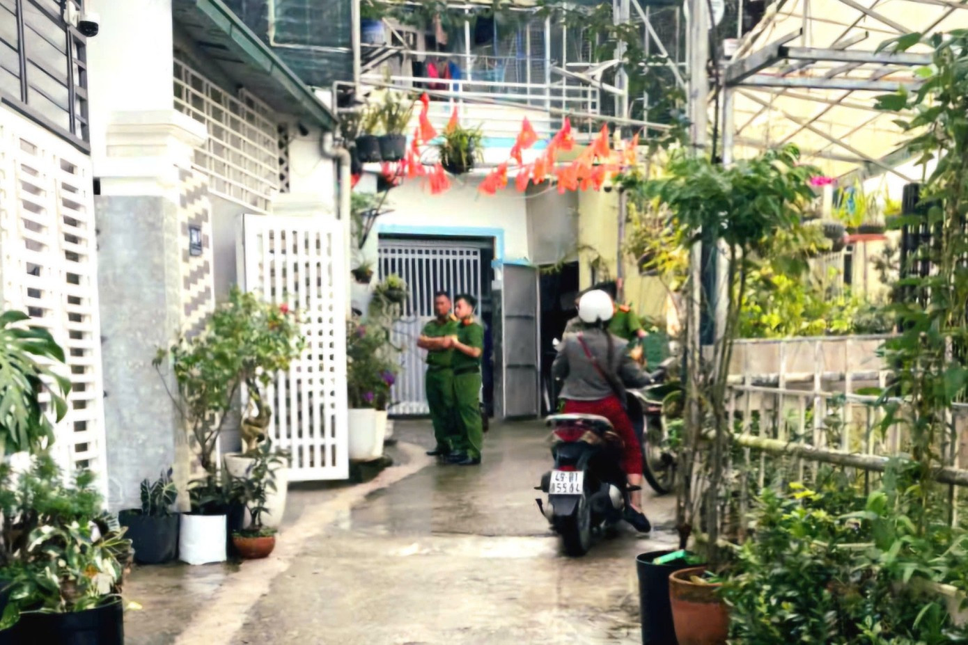 Khám nhà, bắt tạm giam 2 cán bộ Sở Y tế Đoàn Quang Huy và Phan Đình Lộc- Ảnh 1. Khám nhà, bắt tạm giam 2 cán bộ Sở Y tế Đoàn Quang Huy và Phan Đình Lộc- Ảnh 1.