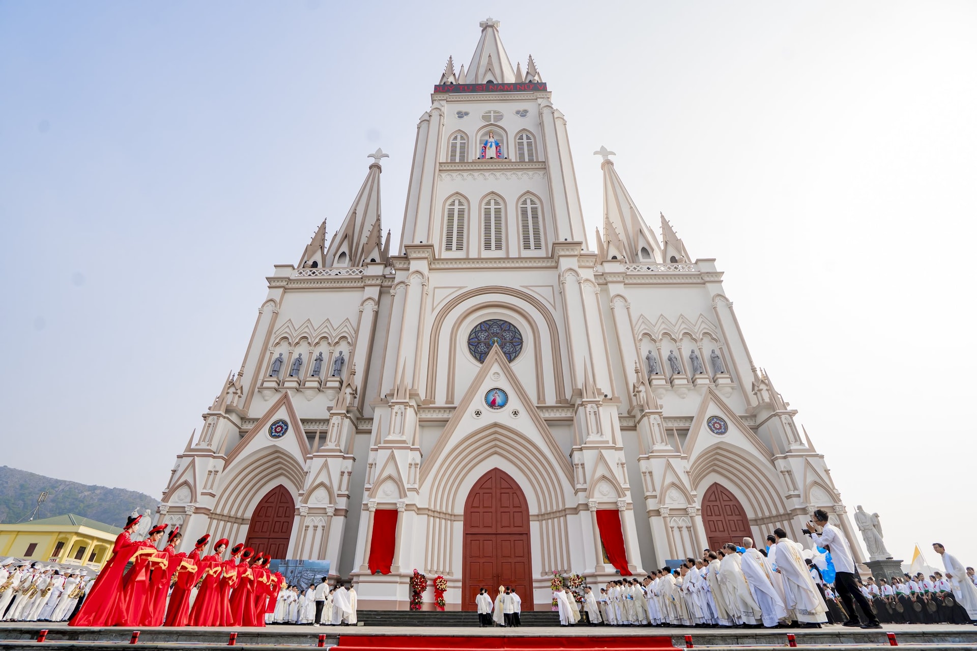 Đại gia Ninh B&igrave;nh Nguyễn Xu&acirc;n Th&agrave;nh chi 400 tỷ t&agrave;i trợ x&acirc;y th&aacute;nh đường lớn nhất Việt Nam, th&aacute;p chu&ocirc;ng ch&iacute;nh cao xấp xỉ 110 m- Ảnh 1.