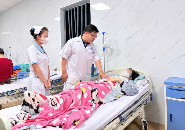 Loạt sai phạm ở qu&aacute;n b&aacute;nh mỳ li&ecirc;n quan vụ nghi ngộ độc tập thể ở Quảng Ng&atilde;i- Ảnh 1.