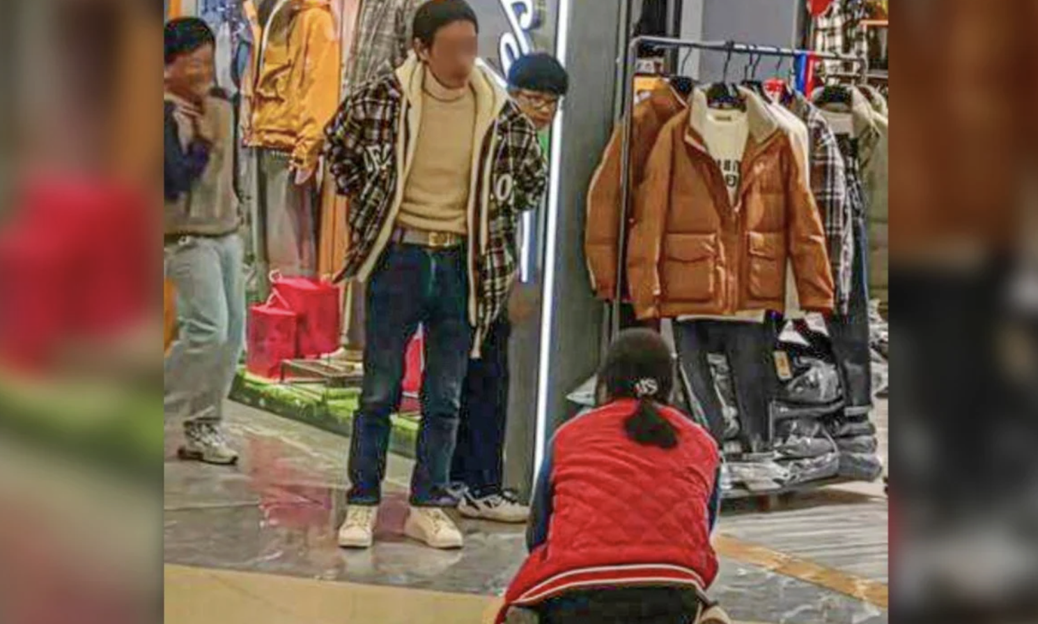 Người vợ quỳ gối xin chồng mua chiếc áo hơn 1 triệu đồng: Câu chuyện khiến 60 triệu người phẫn nộ!- Ảnh 1. Người vợ quỳ gối xin chồng mua chiếc áo hơn 1 triệu đồng: Câu chuyện khiến 60 triệu người phẫn nộ!- Ảnh 1.