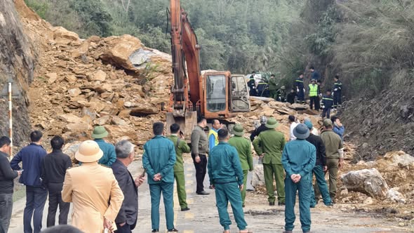 Vụ sạt lở vùi lấp nhiều người trên quốc lộ: Xác định 5 người thương vong- Ảnh 1. Vụ sạt lở vùi lấp nhiều người trên quốc lộ: Xác định 5 người thương vong- Ảnh 1.