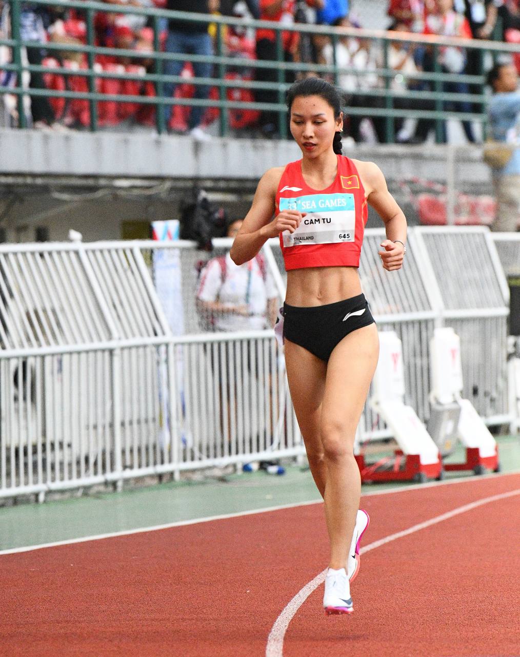 Tìm ra "nữ thần điền kinh" Việt Nam tại SEA Games: Tài năng có thừa, bụng 6 múi săn chắc, chân còn dài thẳng tắp- Ảnh 5.