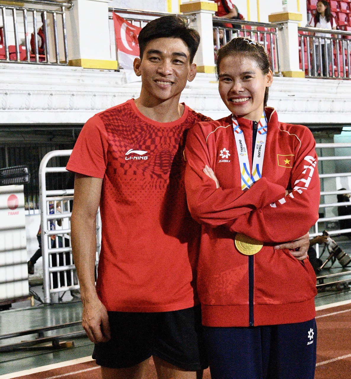 Đáng yêu nhất SEA Games: VĐV Việt Nam chạy tiếp sức như máy giành HCV, phá kỉ lục, nhưng ngại ngùng khi chồng hôn má- Ảnh 4. Đáng yêu nhất SEA Games: VĐV Việt Nam chạy tiếp sức như máy giành HCV, phá kỉ lục, nhưng ngại ngùng khi chồng hôn má- Ảnh 4.