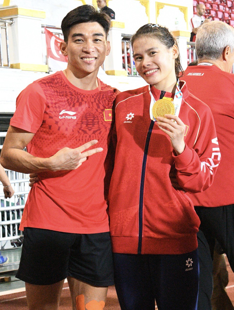 Đáng yêu nhất SEA Games: VĐV Việt Nam chạy tiếp sức như máy giành HCV, phá kỉ lục, nhưng ngại ngùng khi chồng hôn má- Ảnh 2. Đáng yêu nhất SEA Games: VĐV Việt Nam chạy tiếp sức như máy giành HCV, phá kỉ lục, nhưng ngại ngùng khi chồng hôn má- Ảnh 2.