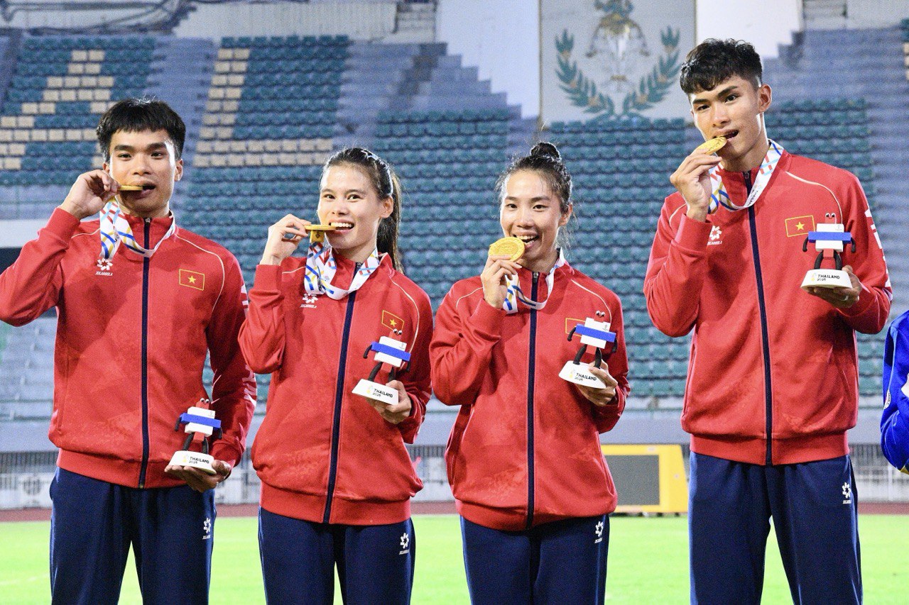 Đáng yêu nhất SEA Games: VĐV Việt Nam chạy tiếp sức như máy giành HCV, phá kỉ lục, nhưng ngại ngùng khi chồng hôn má- Ảnh 20. Đáng yêu nhất SEA Games: VĐV Việt Nam chạy tiếp sức như máy giành HCV, phá kỉ lục, nhưng ngại ngùng khi chồng hôn má- Ảnh 20.