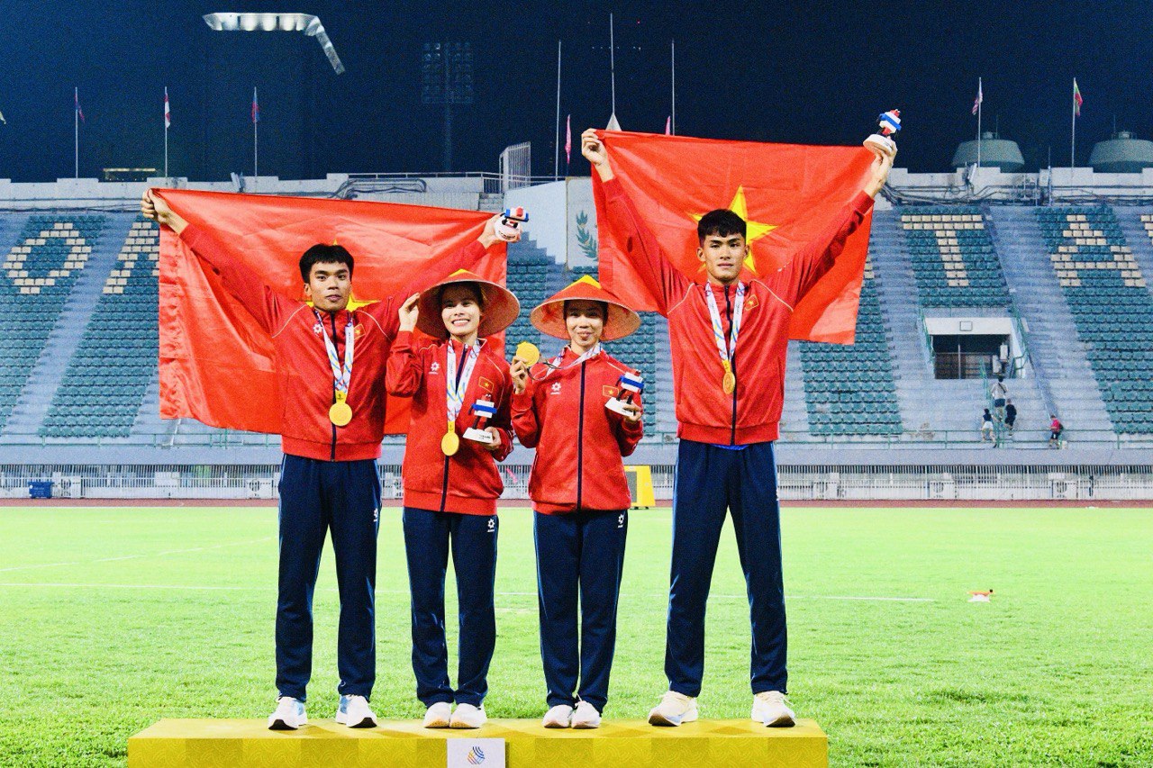Đáng yêu nhất SEA Games: VĐV Việt Nam chạy tiếp sức như máy giành HCV, phá kỉ lục, nhưng ngại ngùng khi chồng hôn má- Ảnh 9. Đáng yêu nhất SEA Games: VĐV Việt Nam chạy tiếp sức như máy giành HCV, phá kỉ lục, nhưng ngại ngùng khi chồng hôn má- Ảnh 9.