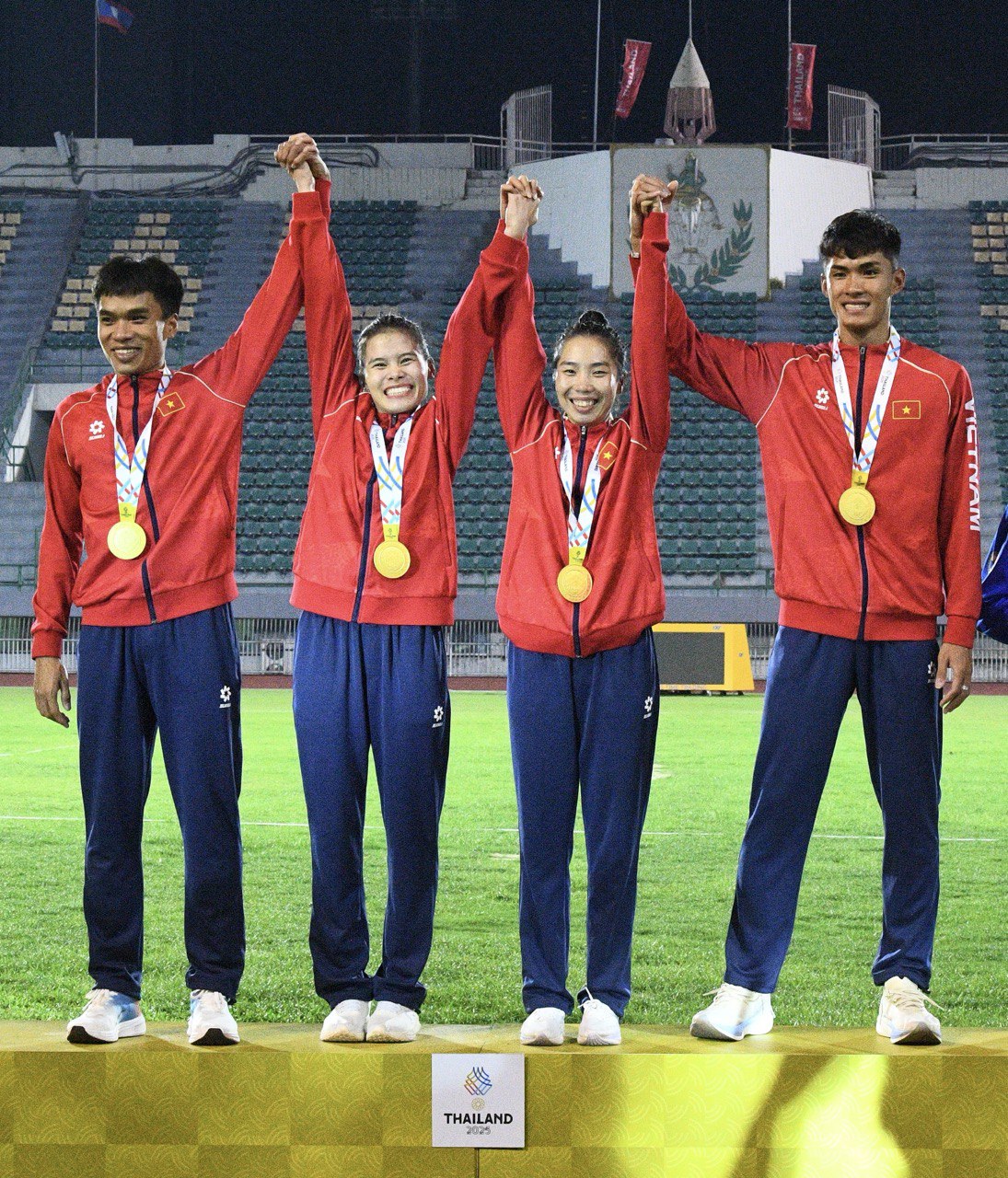 Đáng yêu nhất SEA Games: VĐV Việt Nam chạy tiếp sức như máy giành HCV, phá kỉ lục, nhưng ngại ngùng khi chồng hôn má- Ảnh 10. Đáng yêu nhất SEA Games: VĐV Việt Nam chạy tiếp sức như máy giành HCV, phá kỉ lục, nhưng ngại ngùng khi chồng hôn má- Ảnh 10.