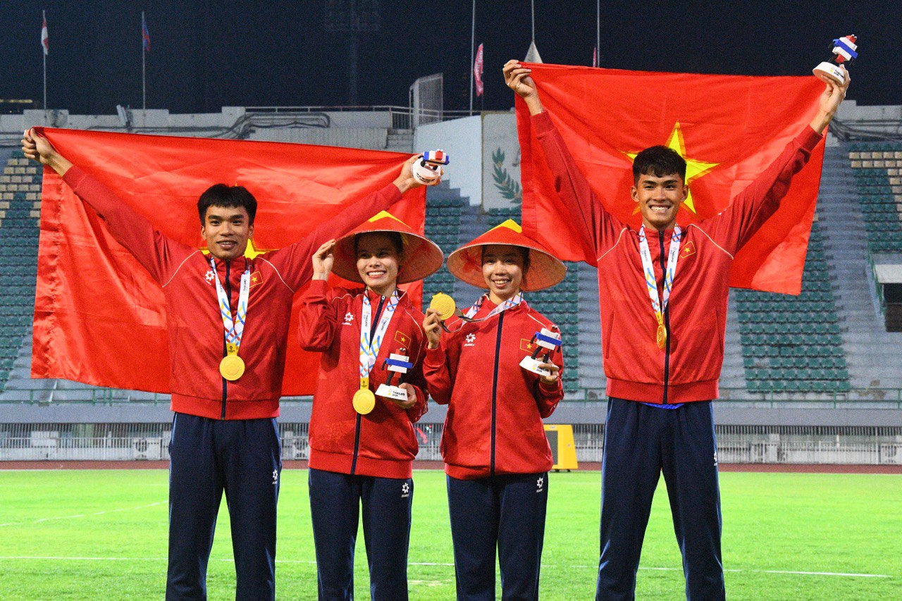 Đáng yêu nhất SEA Games: VĐV Việt Nam chạy tiếp sức như máy giành HCV, phá kỉ lục, nhưng ngại ngùng khi chồng hôn má- Ảnh 12. Đáng yêu nhất SEA Games: VĐV Việt Nam chạy tiếp sức như máy giành HCV, phá kỉ lục, nhưng ngại ngùng khi chồng hôn má- Ảnh 12.