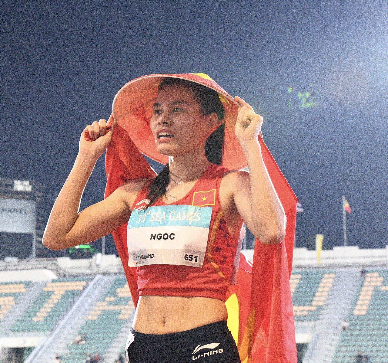 Đáng yêu nhất SEA Games: VĐV Việt Nam chạy tiếp sức như máy giành HCV, phá kỉ lục, nhưng ngại ngùng khi chồng hôn má- Ảnh 18. Đáng yêu nhất SEA Games: VĐV Việt Nam chạy tiếp sức như máy giành HCV, phá kỉ lục, nhưng ngại ngùng khi chồng hôn má- Ảnh 18.