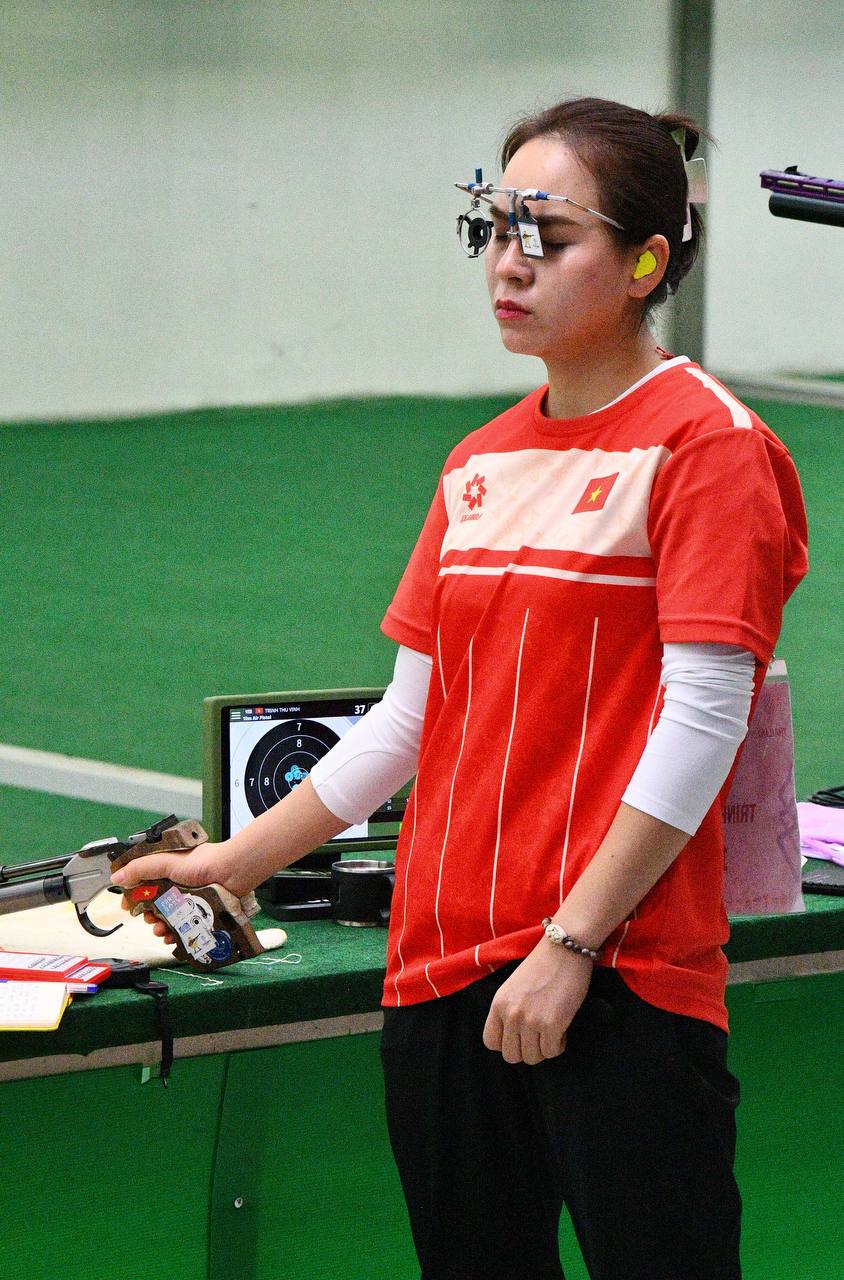 Đã giỏi còn cực ngầu: Bộ 3 nữ xạ thủ Việt Nam đút tay túi quần, giương súng giành HCV, phá kỉ lục SEA Games- Ảnh 2. Đã giỏi còn cực ngầu: Bộ 3 nữ xạ thủ Việt Nam đút tay túi quần, giương súng giành HCV, phá kỉ lục SEA Games- Ảnh 2.