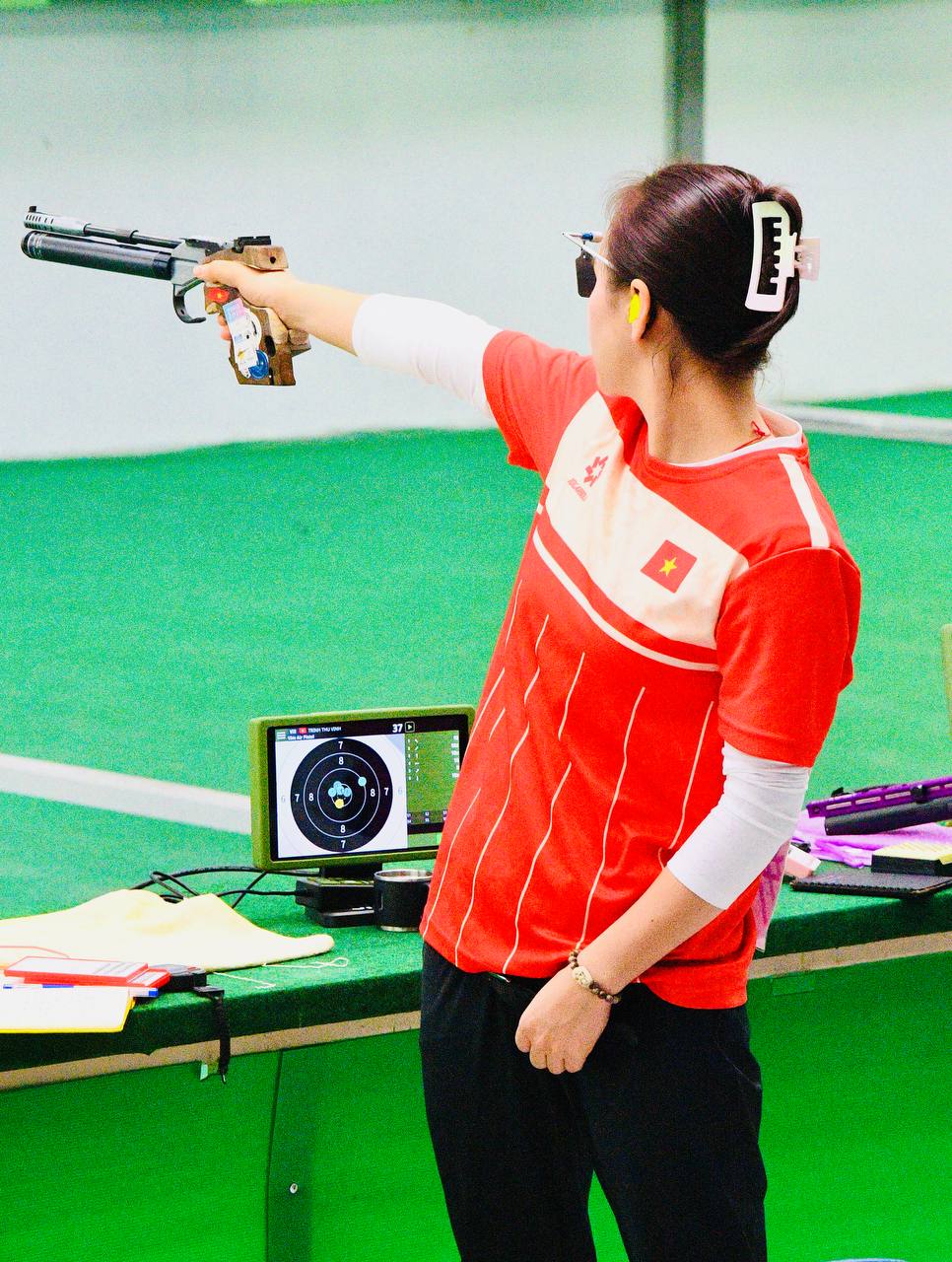 Đã giỏi còn cực ngầu: Bộ 3 nữ xạ thủ Việt Nam đút tay túi quần, giương súng giành HCV, phá kỉ lục SEA Games- Ảnh 4. Đã giỏi còn cực ngầu: Bộ 3 nữ xạ thủ Việt Nam đút tay túi quần, giương súng giành HCV, phá kỉ lục SEA Games- Ảnh 4.