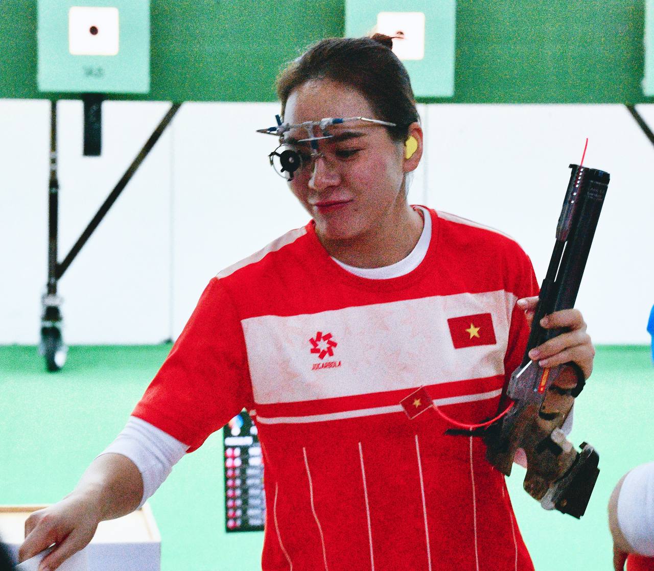 Đẳng cấp: Nữ xạ thủ xinh đẹp Trịnh Thu Vinh giành 2 HCV, phá 2 kỉ lục SEA Games chỉ trong 1 buổi sáng- Ảnh 12. Đẳng cấp: Nữ xạ thủ xinh đẹp Trịnh Thu Vinh giành 2 HCV, phá 2 kỉ lục SEA Games chỉ trong 1 buổi sáng- Ảnh 12.