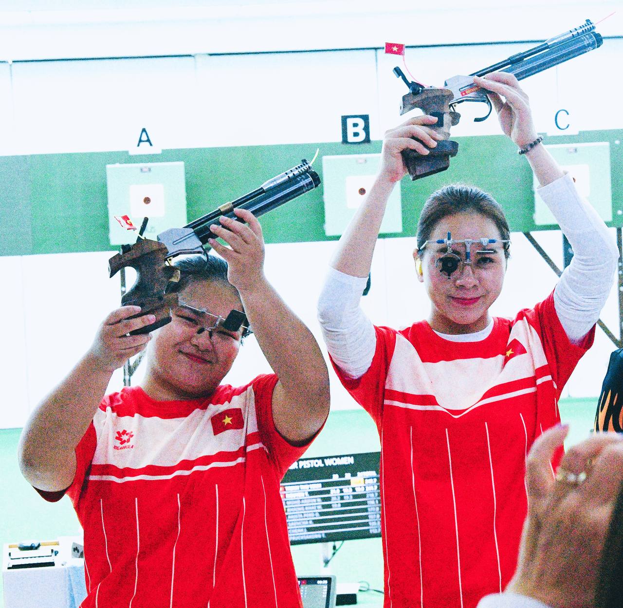 Đẳng cấp: Nữ xạ thủ xinh đẹp Trịnh Thu Vinh giành 2 HCV, phá 2 kỉ lục SEA Games chỉ trong 1 buổi sáng- Ảnh 2. Đẳng cấp: Nữ xạ thủ xinh đẹp Trịnh Thu Vinh giành 2 HCV, phá 2 kỉ lục SEA Games chỉ trong 1 buổi sáng- Ảnh 2.