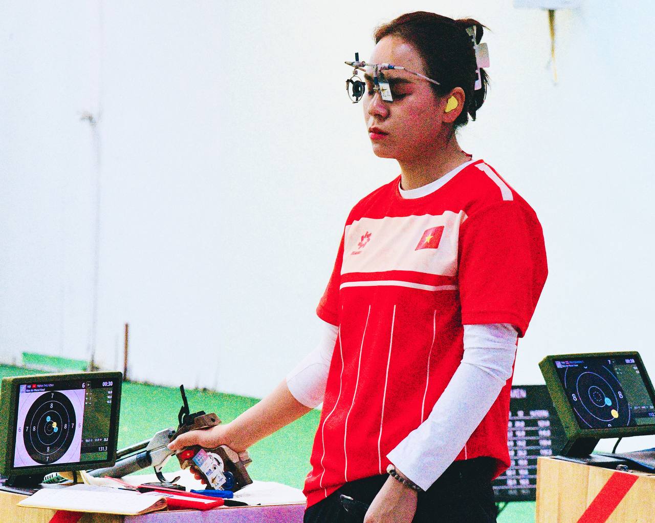 Đẳng cấp: Nữ xạ thủ xinh đẹp Trịnh Thu Vinh giành 2 HCV, phá 2 kỉ lục SEA Games chỉ trong 1 buổi sáng- Ảnh 11. Đẳng cấp: Nữ xạ thủ xinh đẹp Trịnh Thu Vinh giành 2 HCV, phá 2 kỉ lục SEA Games chỉ trong 1 buổi sáng- Ảnh 11.