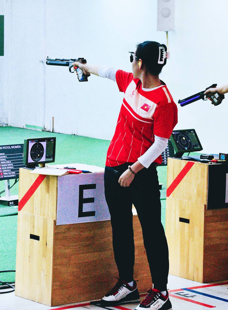 Đẳng cấp: Nữ xạ thủ xinh đẹp Trịnh Thu Vinh giành 2 HCV, phá 2 kỉ lục SEA Games chỉ trong 1 buổi sáng- Ảnh 9. Đẳng cấp: Nữ xạ thủ xinh đẹp Trịnh Thu Vinh giành 2 HCV, phá 2 kỉ lục SEA Games chỉ trong 1 buổi sáng- Ảnh 9.