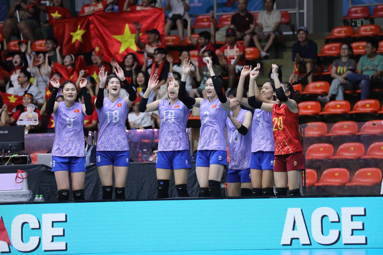 70% cơ thể là nhạc mới ra sân bóng chuyền SEA Games, VĐV vừa đập bóng vừa “quẩy” nhạc Rosé- Ảnh 3. 70% cơ thể là nhạc mới ra sân bóng chuyền SEA Games, VĐV vừa đập bóng vừa “quẩy” nhạc Rosé- Ảnh 3.