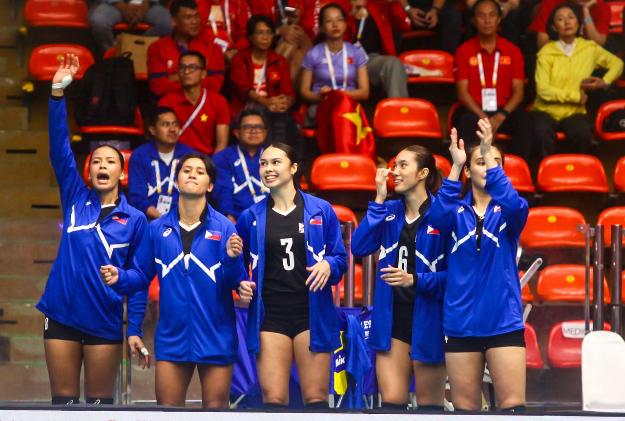 70% cơ thể là nhạc mới ra sân bóng chuyền SEA Games, VĐV vừa đập bóng vừa “quẩy” nhạc Rosé- Ảnh 8. 70% cơ thể là nhạc mới ra sân bóng chuyền SEA Games, VĐV vừa đập bóng vừa “quẩy” nhạc Rosé- Ảnh 8.