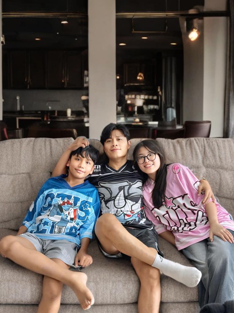 Đón con gái rượu về Việt Nam, hot dad Nguyễn Văn Chung Đón con gái rượu về Việt Nam, hot dad Nguyễn Văn Chung