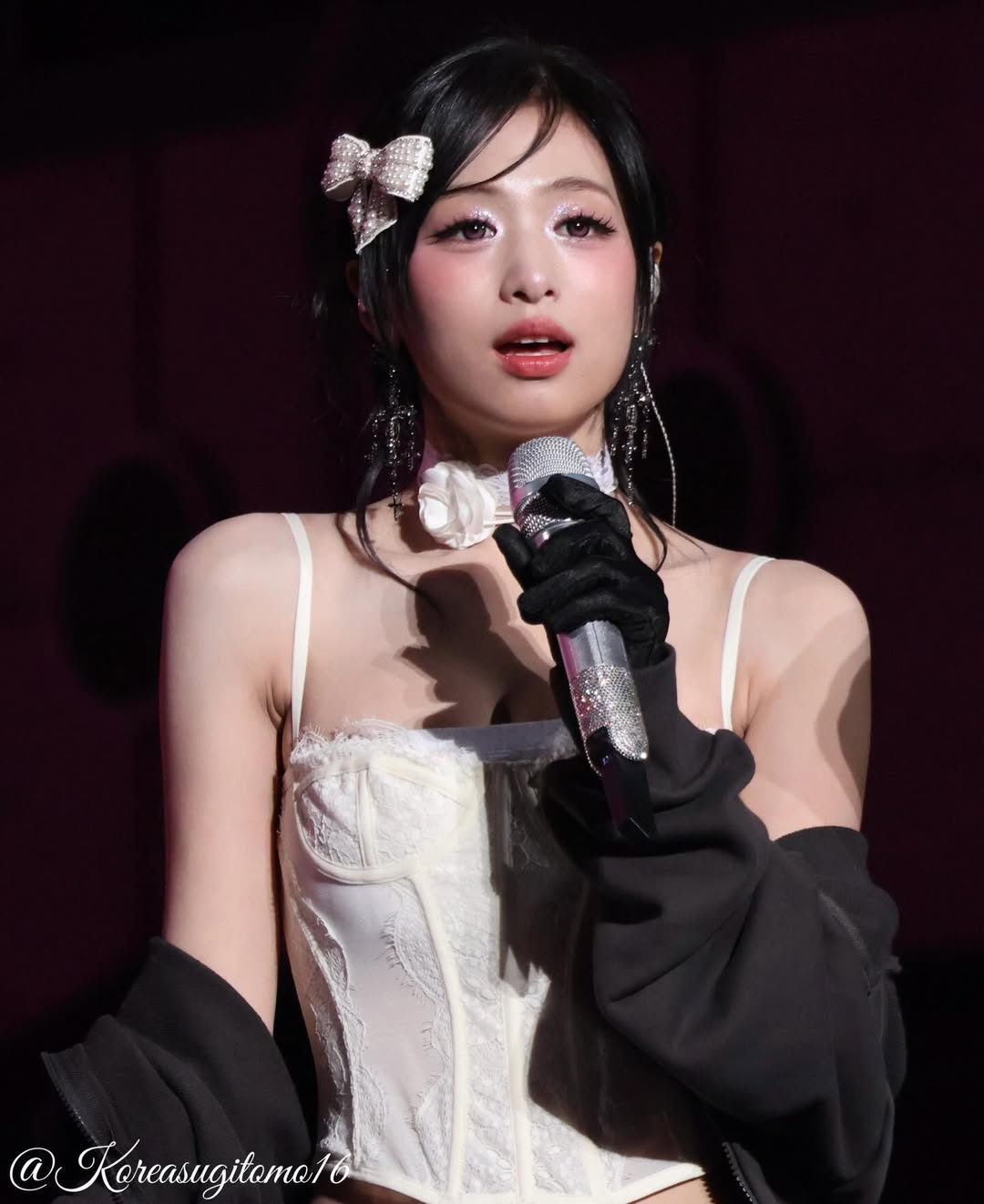 Nữ idol 18 tuổi mặc đồ qu&aacute; bạo, fan bức x&uacute;c- Ảnh 2.