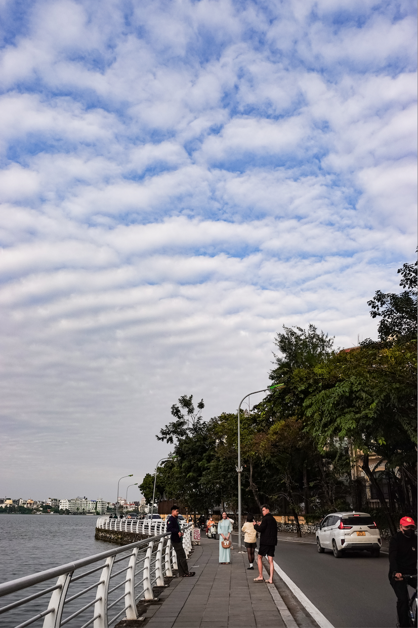 Cả Hà Nội rủ nhau ra đường trong ngày chất lượng không khí lọt top tốt nhất thế giới- Ảnh 1. Cả Hà Nội rủ nhau ra đường trong ngày chất lượng không khí lọt top tốt nhất thế giới- Ảnh 1.