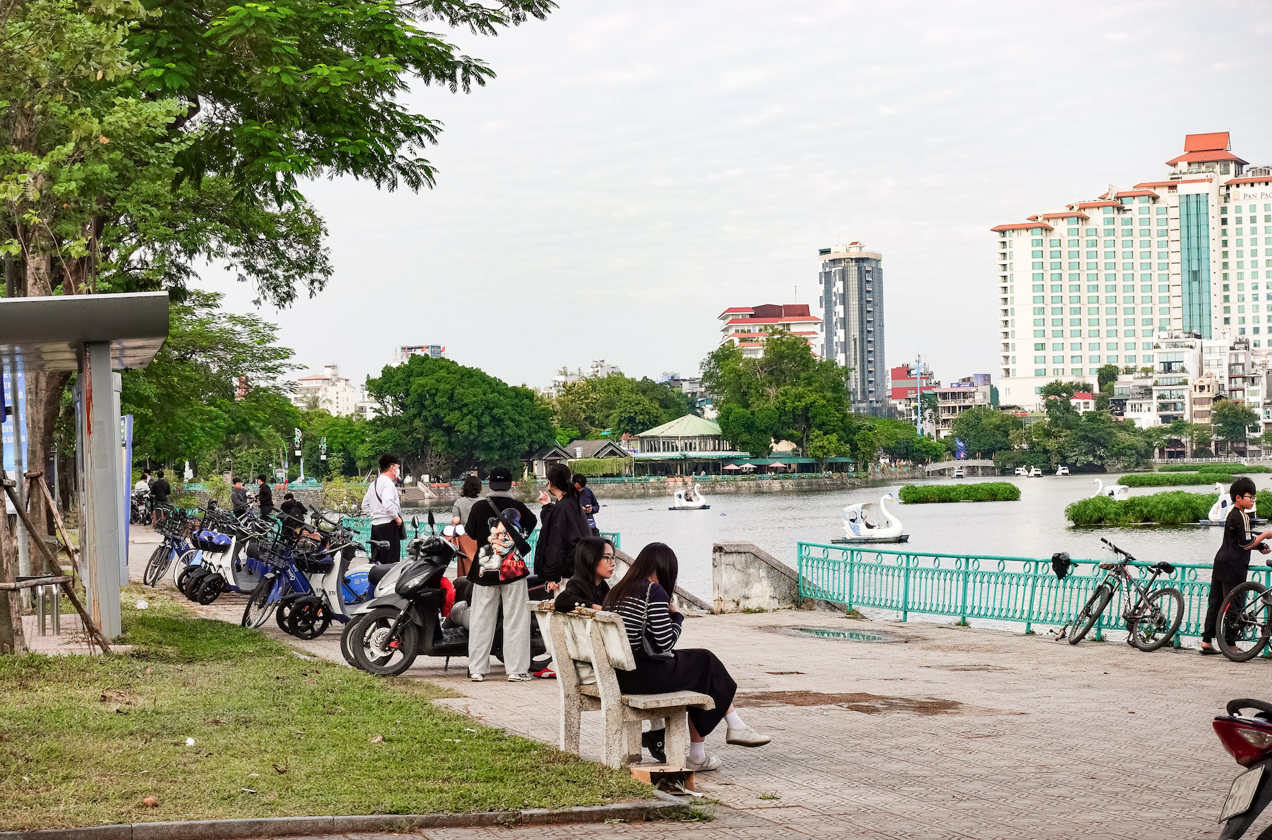 Cả Hà Nội rủ nhau ra đường trong ngày chất lượng không khí lọt top tốt nhất thế giới- Ảnh 5. Cả Hà Nội rủ nhau ra đường trong ngày chất lượng không khí lọt top tốt nhất thế giới- Ảnh 5.